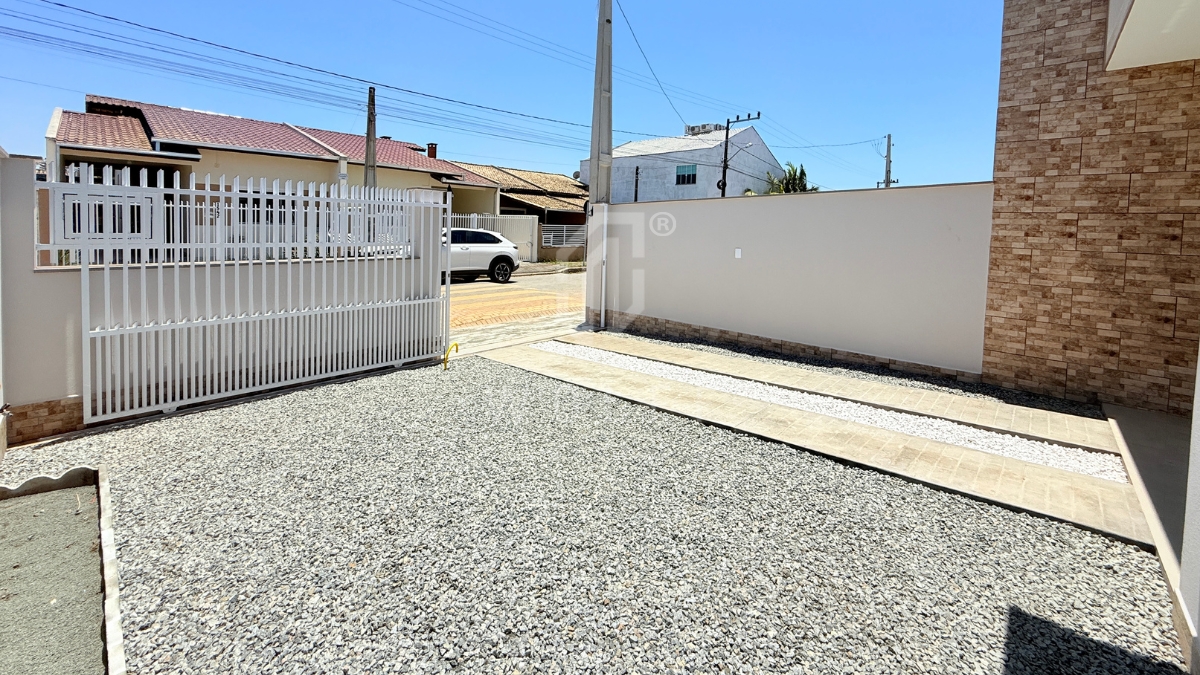 JD1659 - Casa com espaço de festas nos fundos