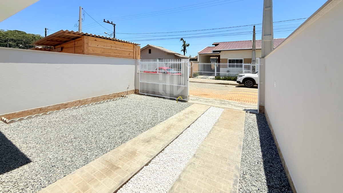 JD1659 - Casa com espaço de festas nos fundos