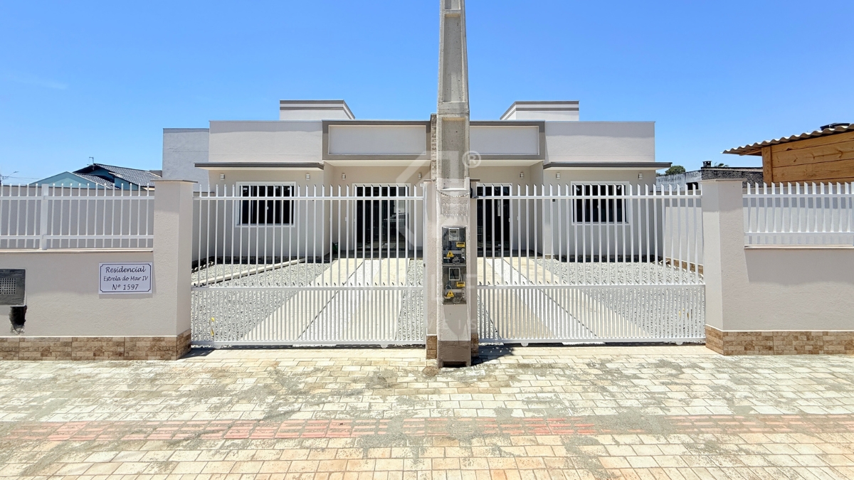 JD1659 - Casa com espaço de festas nos fundos