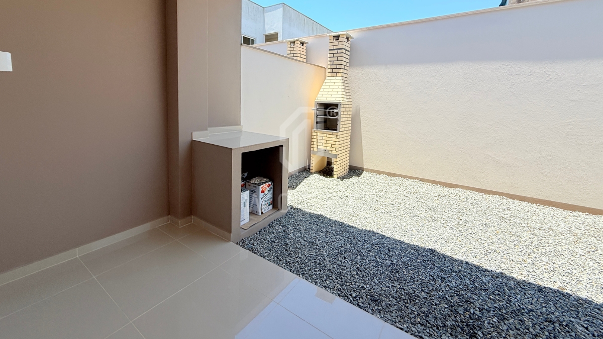 JD1659 - Casa com espaço de festas nos fundos