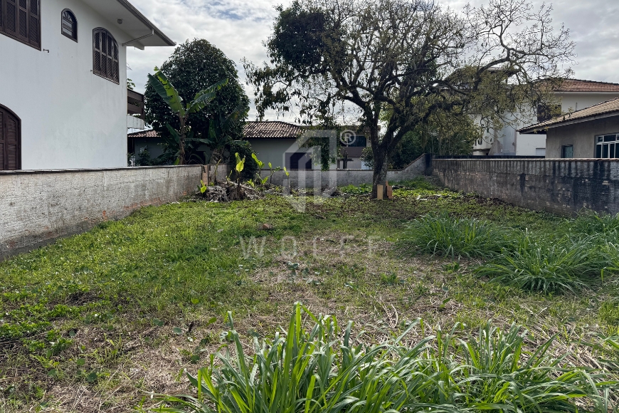 JD1665 - Terreno a 100 metros da praia em rua principal de Itajuba