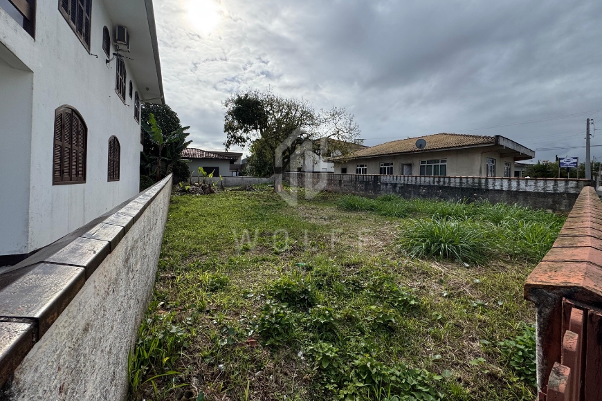 JD1665 - Terreno a 100 metros da praia em rua principal de Itajuba