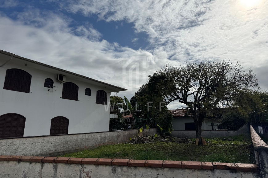 JD1665 - Terreno a 100 metros da praia em rua principal de Itajuba