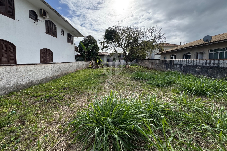 JD1665 - Terreno a 100 metros da praia em rua principal de Itajuba