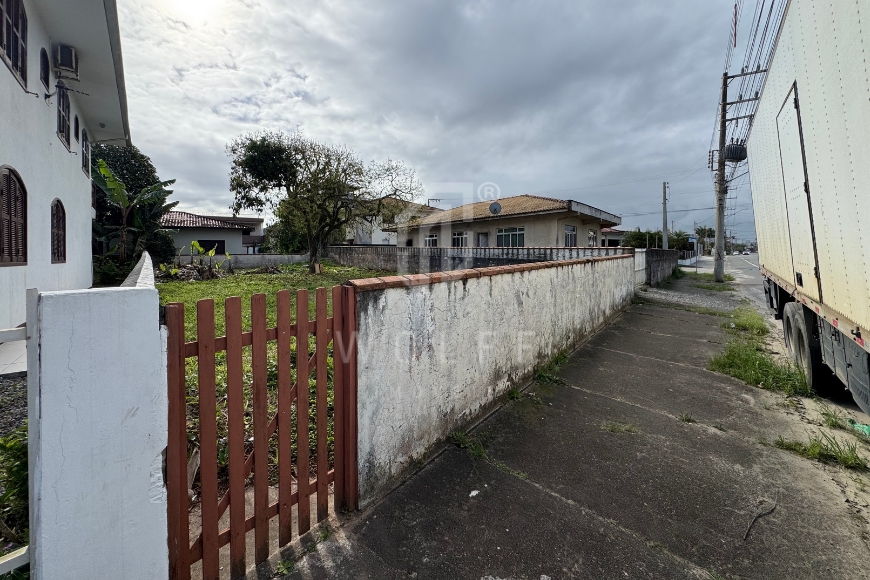 JD1665 - Terreno a 100 metros da praia em rua principal de Itajuba