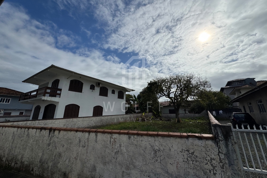 JD1665 - Terreno a 100 metros da praia em rua principal de Itajuba