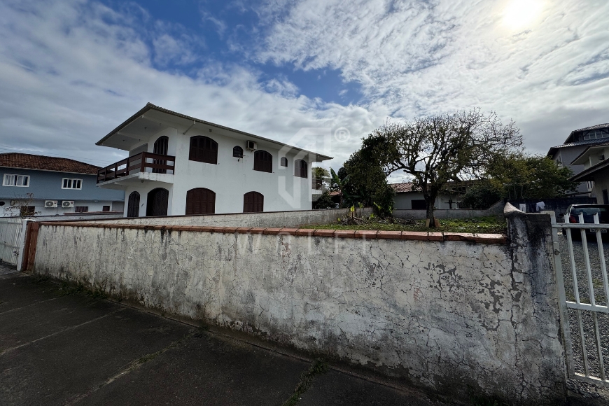 JD1665 - Terreno a 100 metros da praia em rua principal de Itajuba