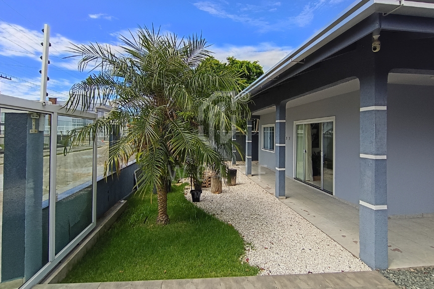 JD1680 - Casa com Piscina e Área de Festas