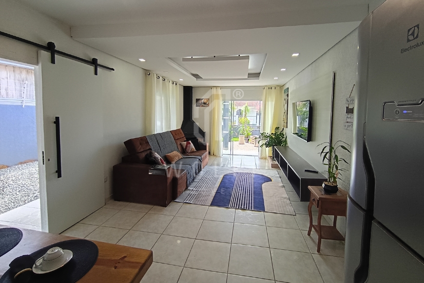 JD1680 - Casa com Piscina e Área de Festas