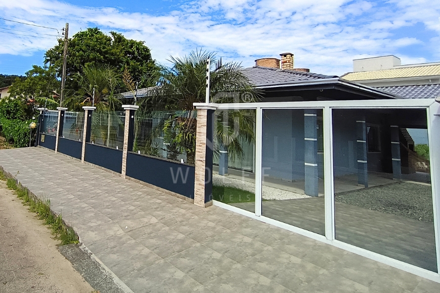 JD1680 - Casa com Piscina e Área de Festas