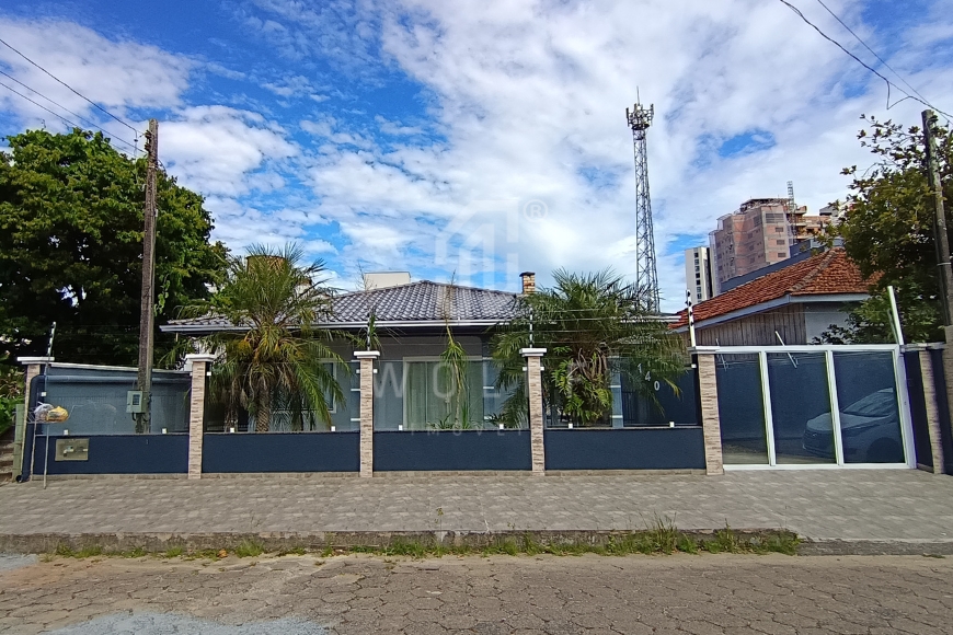 JD1680 - Casa com Piscina e Área de Festas