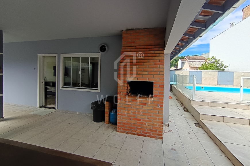 JD1680 - Casa com Piscina e Área de Festas