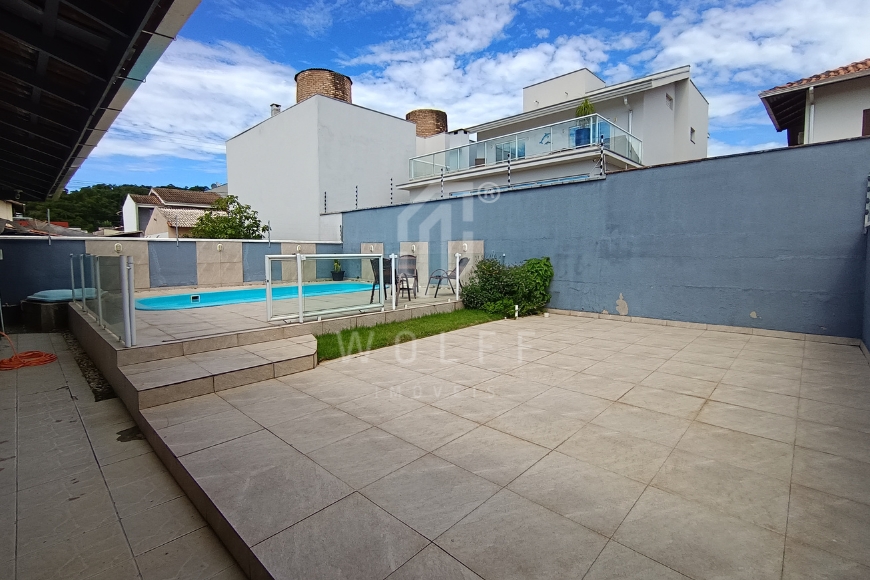 JD1680 - Casa com Piscina e Área de Festas