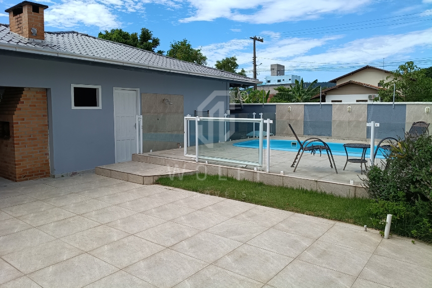 JD1680 - Casa com Piscina e Área de Festas