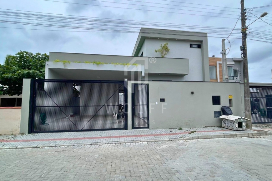 JD1696 - Casa de alto padrão e com piscina em Balneário Piçarras/SC