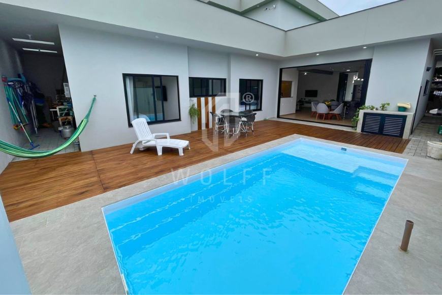 JD1696 - Casa de alto padrão e com piscina em Balneário Piçarras/SC