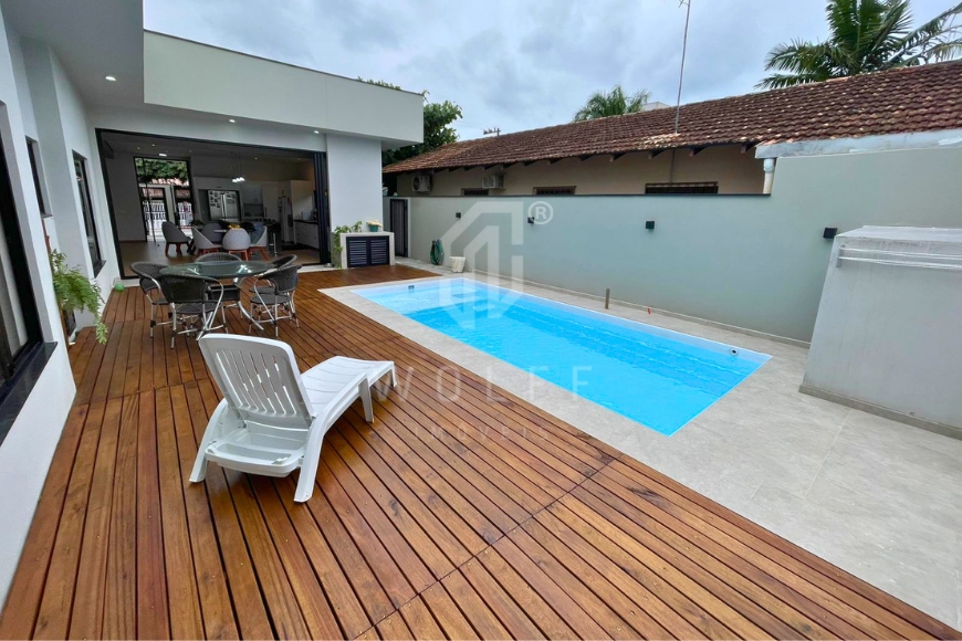JD1696 - Casa de alto padrão e com piscina em Balneário Piçarras/SC