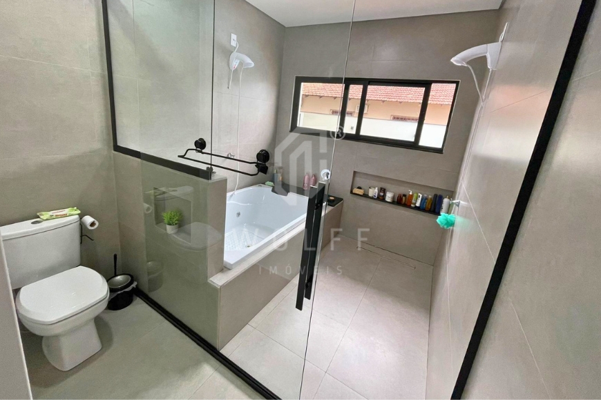 JD1696 - Casa de alto padrão e com piscina em Balneário Piçarras/SC