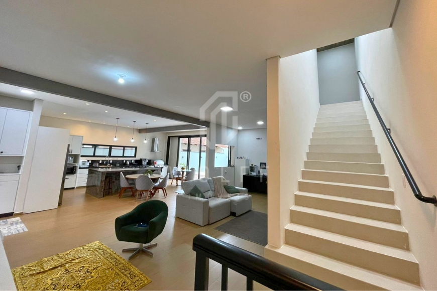 JD1696 - Casa de alto padrão e com piscina em Balneário Piçarras/SC