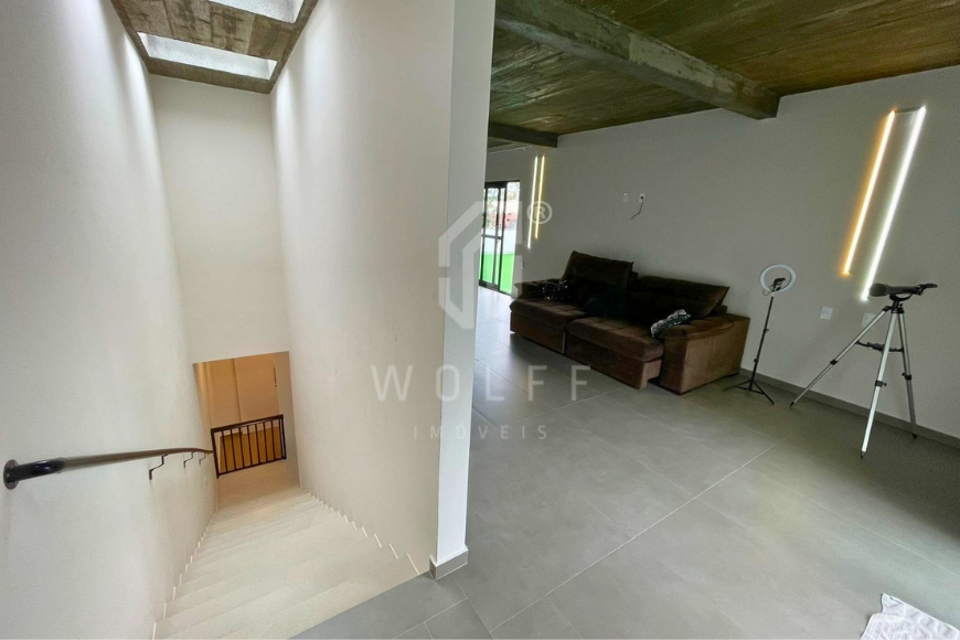 JD1696 - Casa de alto padrão e com piscina em Balneário Piçarras/SC