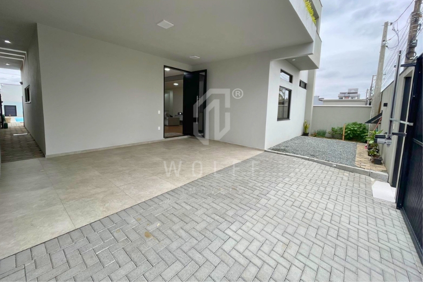 JD1696 - Casa de alto padrão e com piscina em Balneário Piçarras/SC