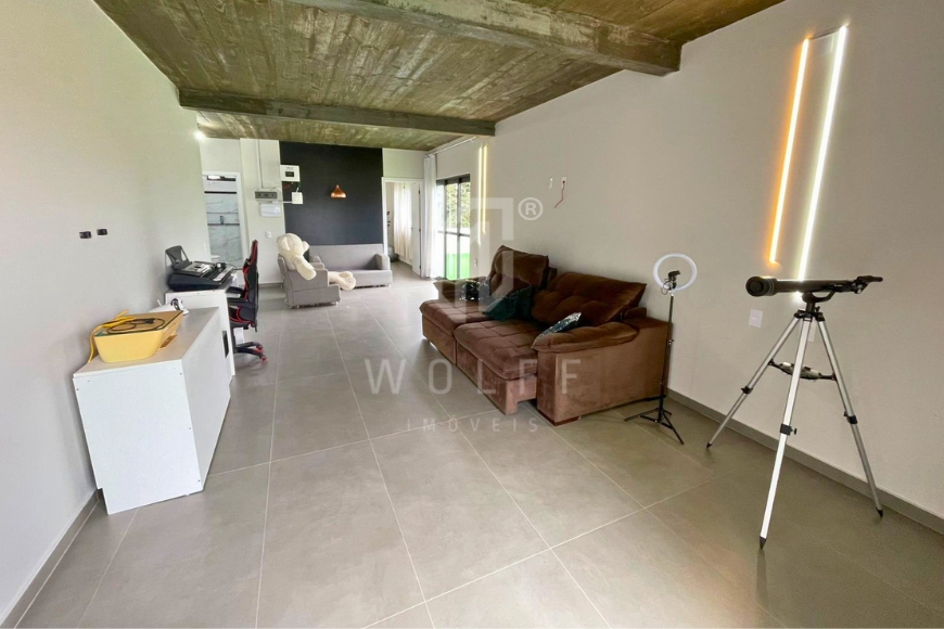 JD1696 - Casa de alto padrão e com piscina em Balneário Piçarras/SC