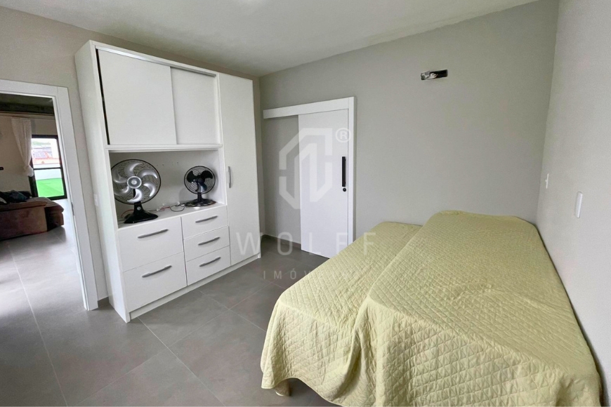 JD1696 - Casa de alto padrão e com piscina em Balneário Piçarras/SC