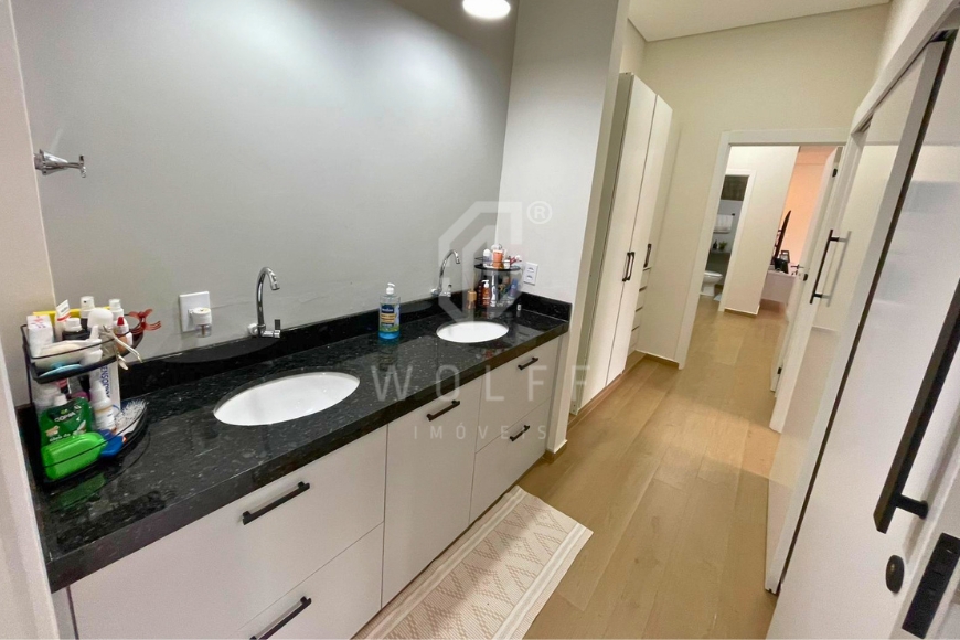 JD1696 - Casa de alto padrão e com piscina em Balneário Piçarras/SC