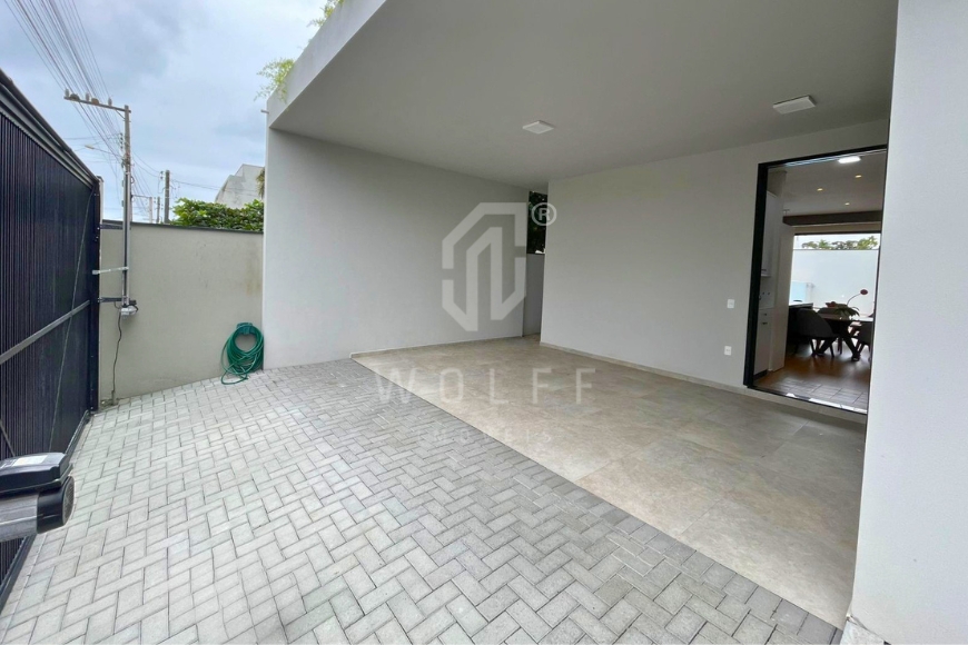 JD1696 - Casa de alto padrão e com piscina em Balneário Piçarras/SC