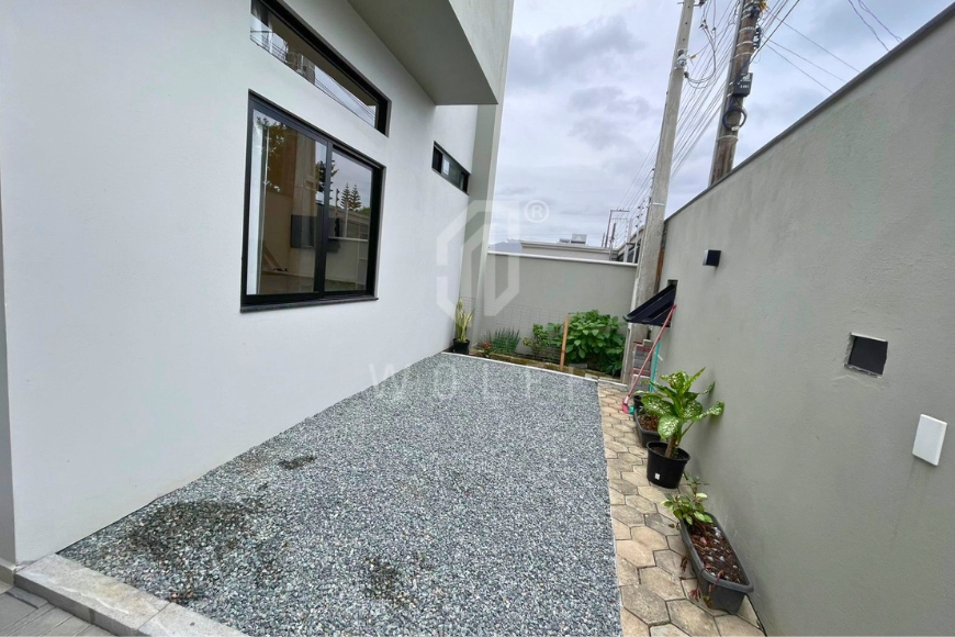 JD1696 - Casa de alto padrão e com piscina em Balneário Piçarras/SC