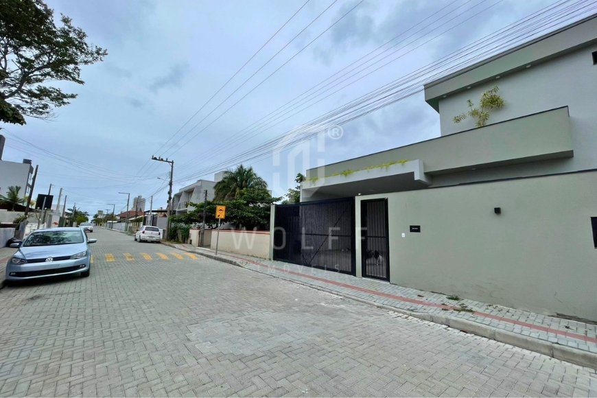 JD1696 - Casa de alto padrão e com piscina em Balneário Piçarras/SC