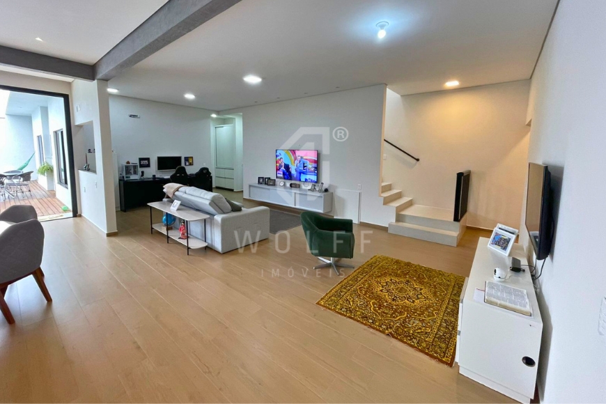 JD1696 - Casa de alto padrão e com piscina em Balneário Piçarras/SC