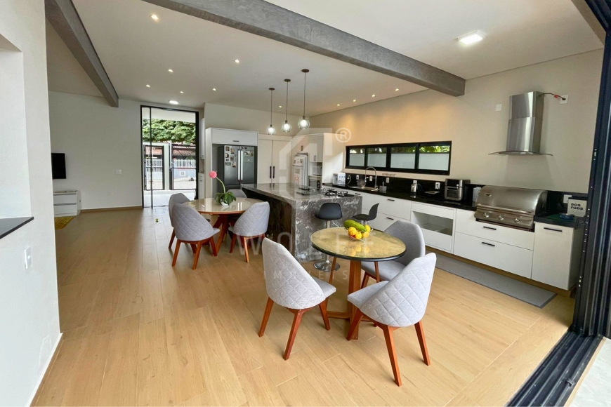 JD1696 - Casa de alto padrão e com piscina em Balneário Piçarras/SC