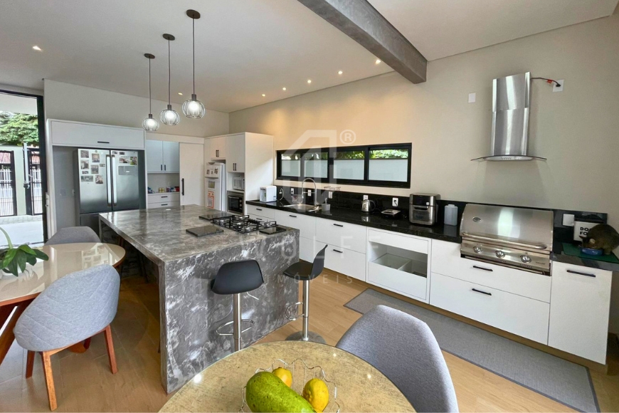 JD1696 - Casa de alto padrão e com piscina em Balneário Piçarras/SC