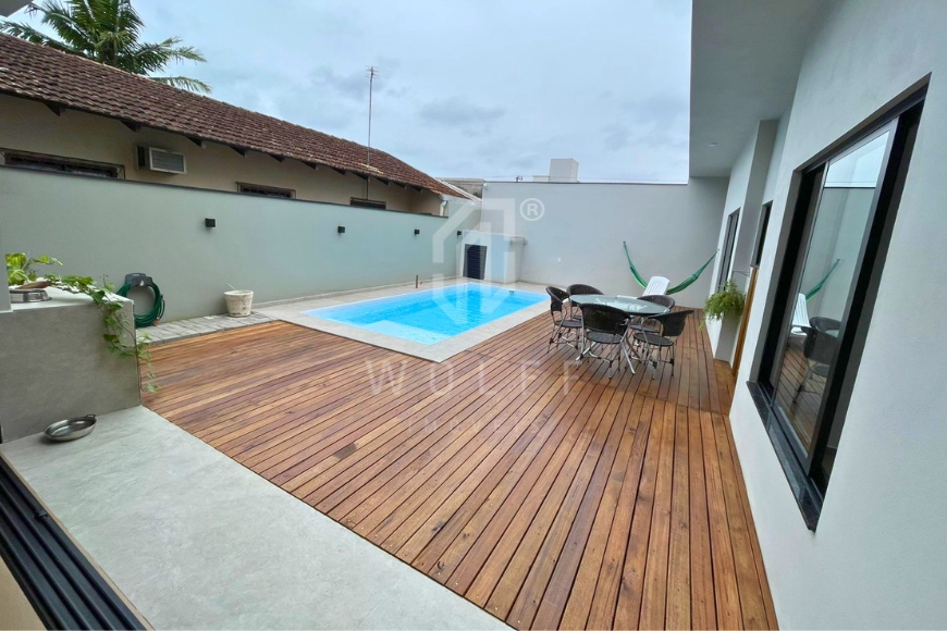 JD1696 - Casa de alto padrão e com piscina em Balneário Piçarras/SC