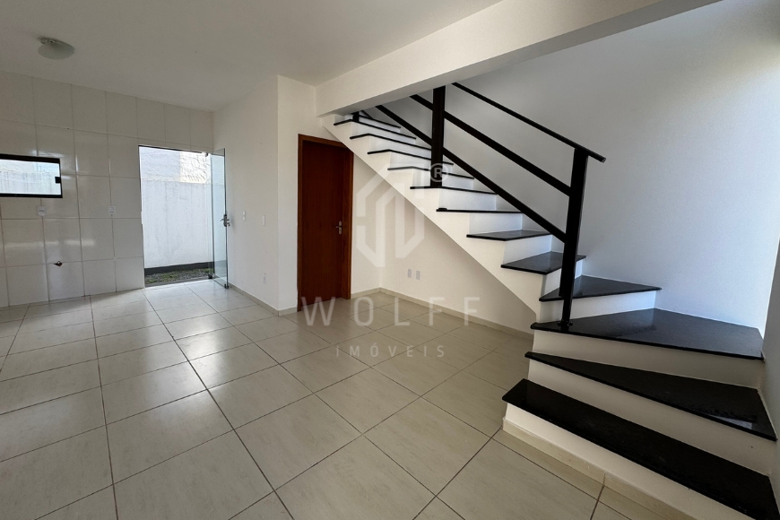 JD1697 - Sobrado na região Central de Balneário Piçarras