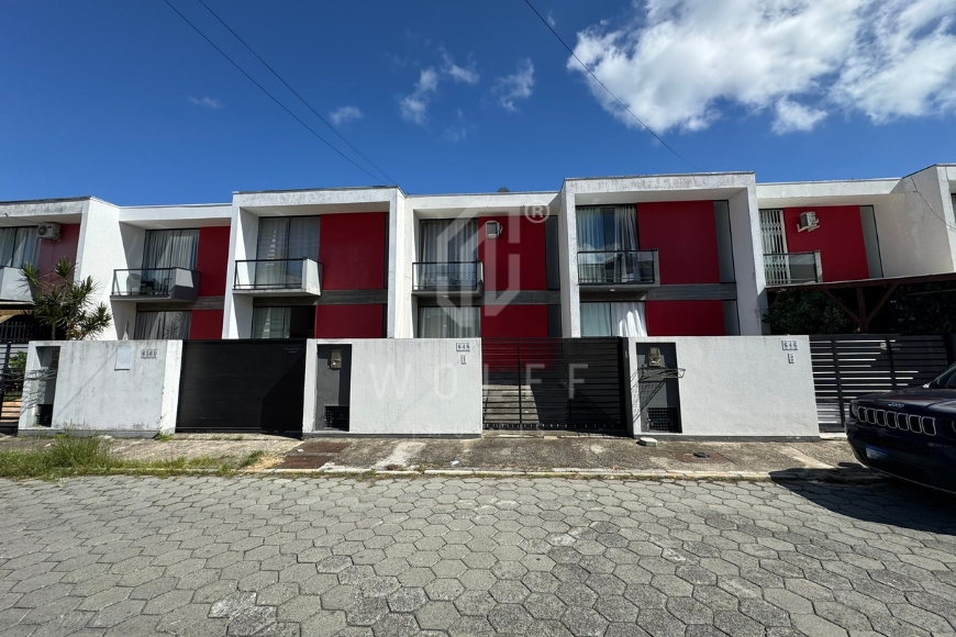 JD1697 - Sobrado na região Central de Balneário Piçarras