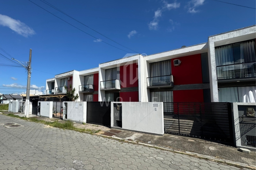 JD1697 - Sobrado na região Central de Balneário Piçarras