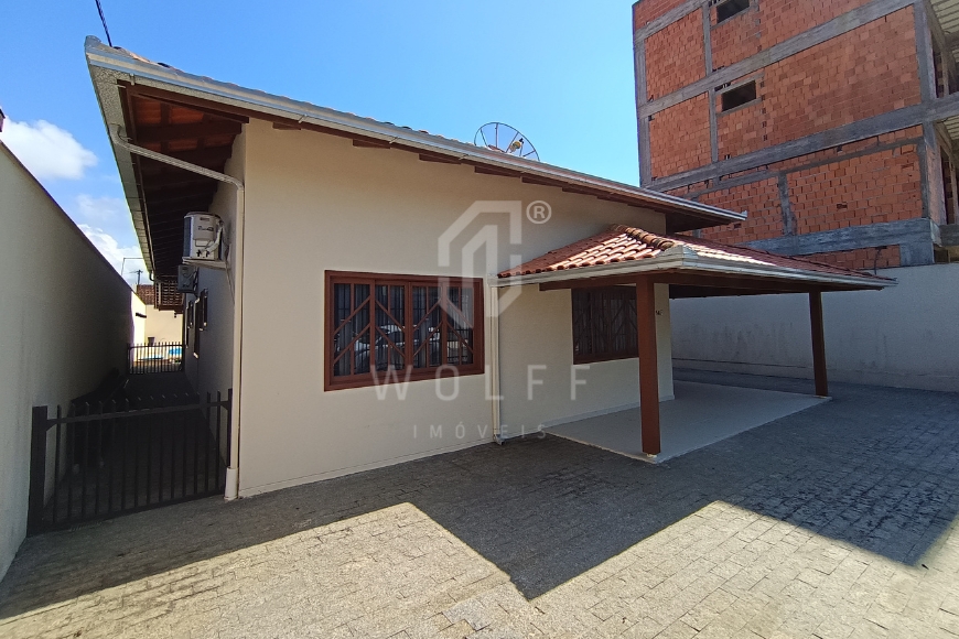 JD1701 - Casa com piscina no Centro