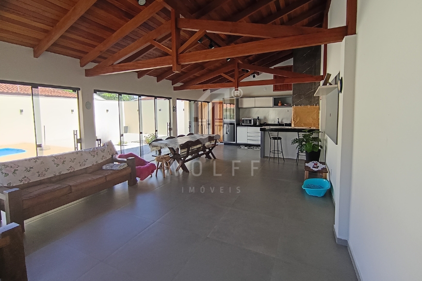 JD1701 - Casa com piscina no Centro