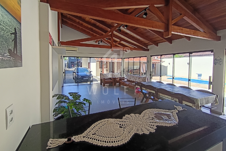 JD1701 - Casa com piscina no Centro