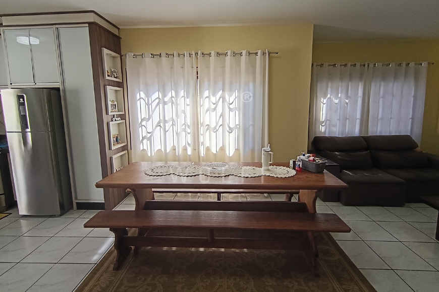 JD1701 - Casa com piscina no Centro