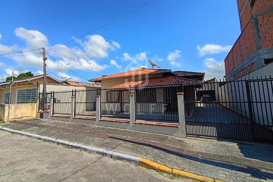 JD1701 - Casa com piscina no Centro