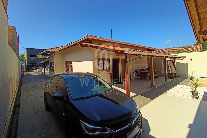 JD1701 - Casa com piscina no Centro