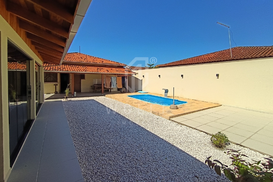 JD1701 - Casa com piscina no Centro