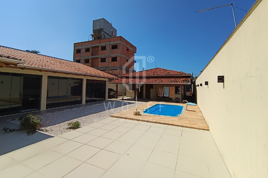 JD1701 - Casa com piscina no Centro