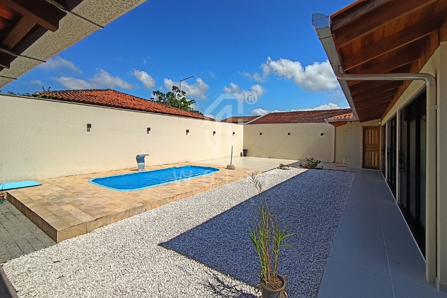 JD1701 - Casa com piscina no Centro