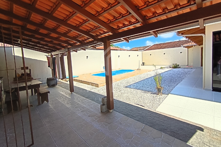 JD1701 - Casa com piscina no Centro