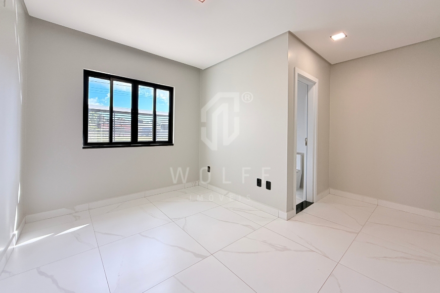 JD1710 - Casa de Esquina com Amplo Espaço de Terreno