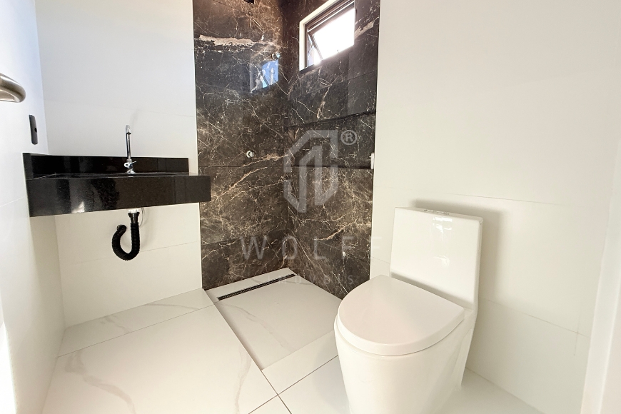 JD1710 - Casa de Esquina com Amplo Espaço de Terreno